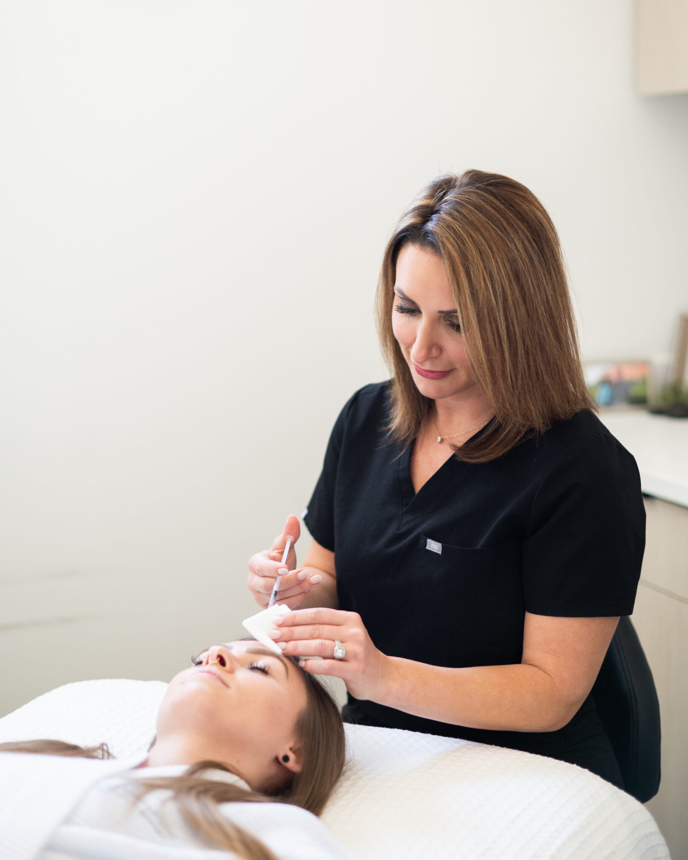 Adrienne performing a Jeuveau treatment